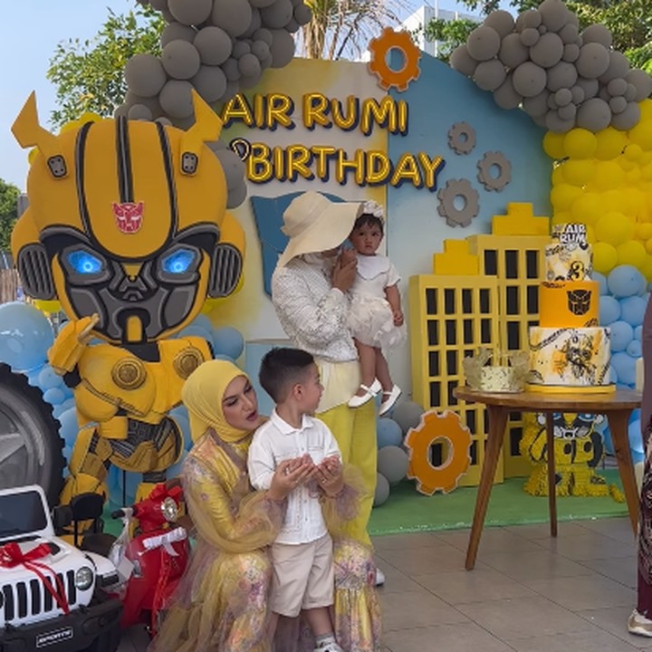 <p>Belum lama ini, Irish Bella turut merayakan ulang tahun Air Rumi. Meski tanpa kehadiran sang Ayah, perayaan ulang tahun Air tetap berjalan dengan sangat meriah. (Foto: Instagram: @_irishbella_)</p>