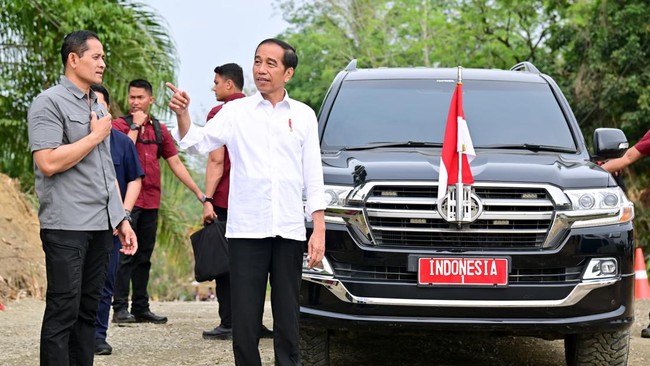 Peta jalan Indonesia EMas itu diserahkan Ketua Umum Kadin Arsjad kepada Jokowi saat malam apresiasi di IKN Nusantara.