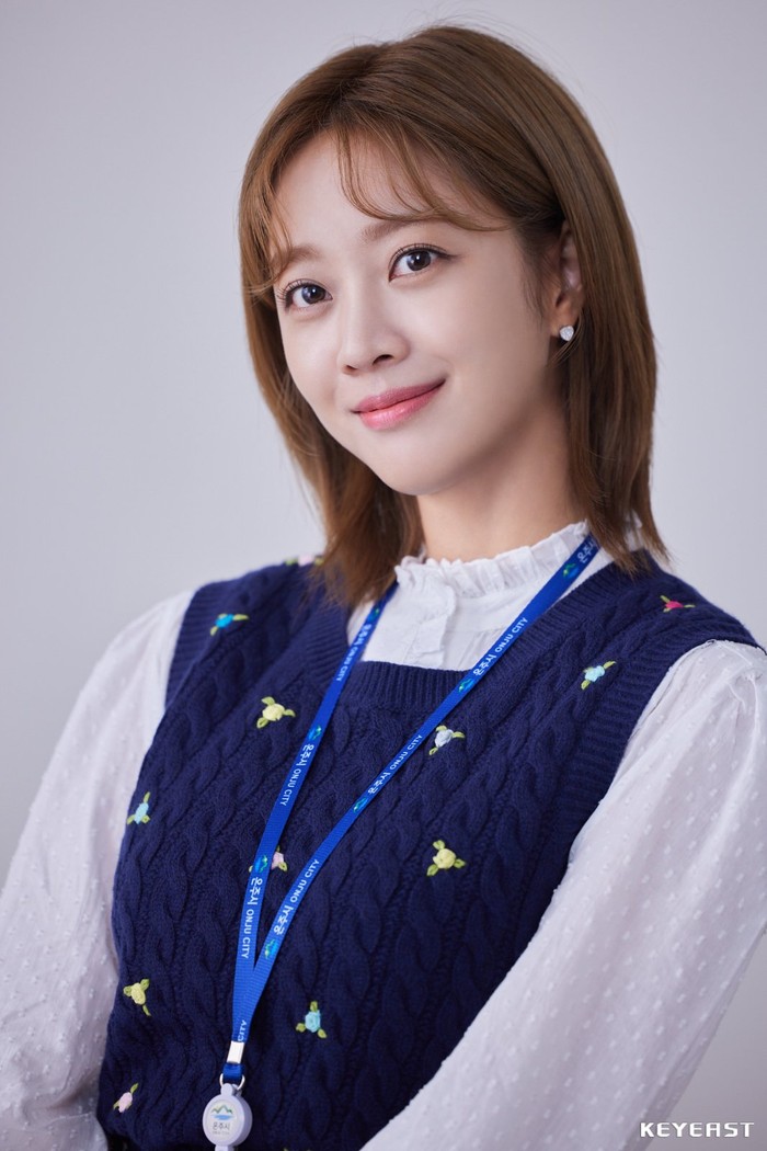 Selain blazer dan jaket, Hang Jo kerap memakai outfit layering. Ia memadukan blus dengan rompi berbahan rajutan./ Foto: instagram.com/keyeastofficial