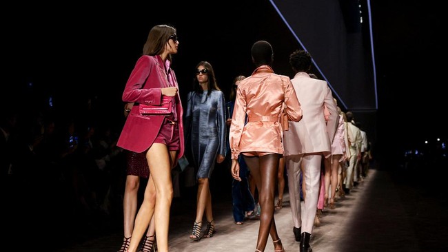 FOTO: Debut Direktur Kreatif Tom Ford Pukau Milan Fashion Week
