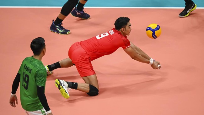 Doni Haryono Masih Absen di SEA V League Timnas Voli Indonesia tidak akan diperkuat Doni Haryono saat melawan Kamboja di SEA V League 2025. Pelatih siapkan strategi baru untuk pertandingan.