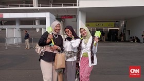 GBK 'Berbatik', Puluhan Ribu Fan Sambut SMTOWN Live Jakarta