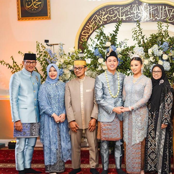<p>Akad nikah Atheera dan Panji berlangsung sederhana dan hanya dihadiri kerabat dekat. Sandiaga dan istrinya, Nur Asia Uno, terlihat kompak mengenakan pakaian berwarna biru muda. (Foto: Instagram @sandiuno)</p>