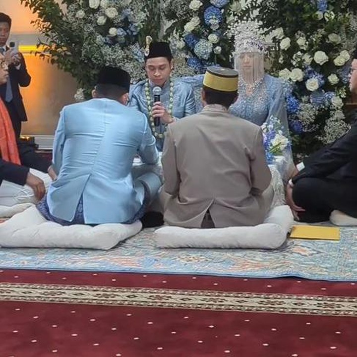 <p>Momen ijab kabul pernikahan Atheera dan Panji dibagikan sang Bunda di Instagram. Tampak Sandiaga duduk menjadi wali nikah pernikahan putri sulungnya. (Foto: Instagram @nurasiauno)</p>