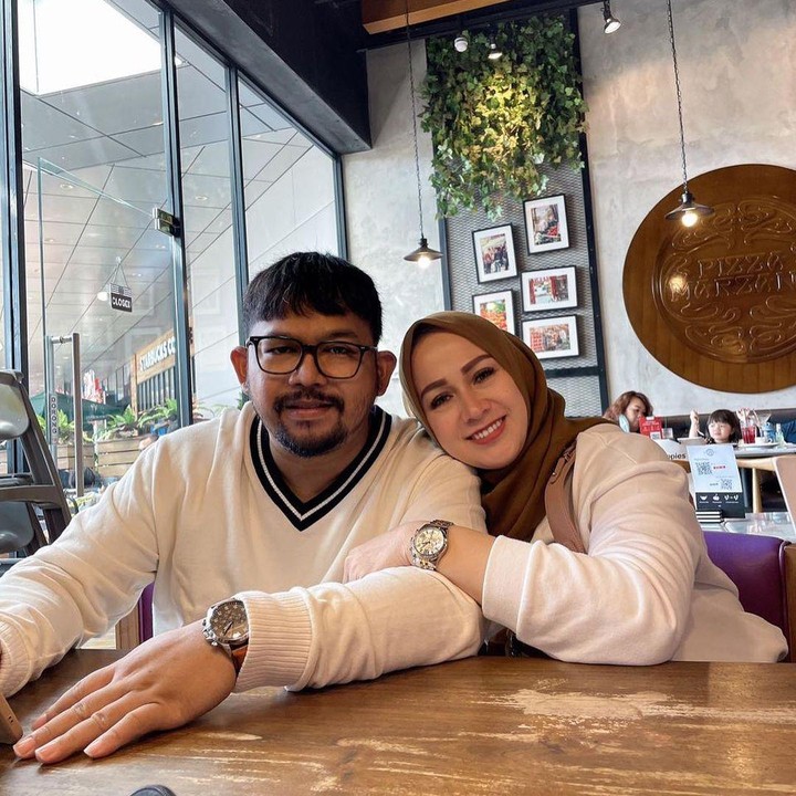 <p>Dari pernikahan dengan Anggie, Bedu dikaruniai tiga anak, dua orang anak laki-laki dan seorang anak perempuan. (Foto: Instagram @beddu17)</p>