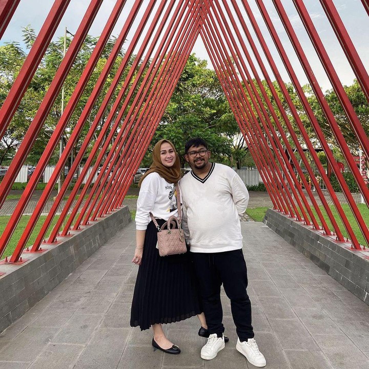 <p>Meski sibuk, Bedu dan Anggie sering menyediakan waktu untuk quality time bersama. Keduanya juga sering tampil kompak mengenakan pakaian dengan warna senada, Bunda. (Foto: Instagram @beddu17)</p>