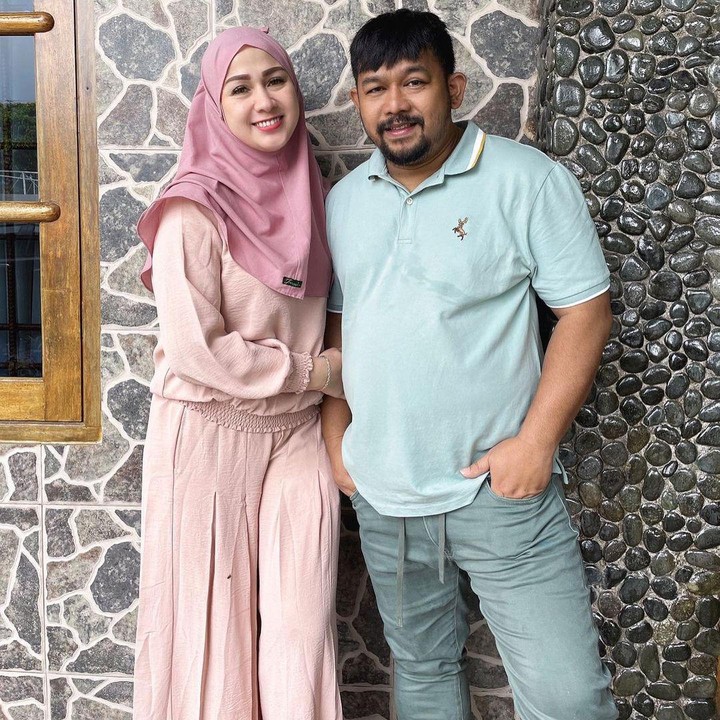 <p>Kehidupan pribadi komedian Bedu termasuk jarang diumbar ke publik dan terdorot media. Pria 44 tahun ini telah 13 tahun menikah dengan Irma Kartika Anggreani atau akrab disapa Anggie, Bunda. (Foto: Instagram @beddu17)</p>