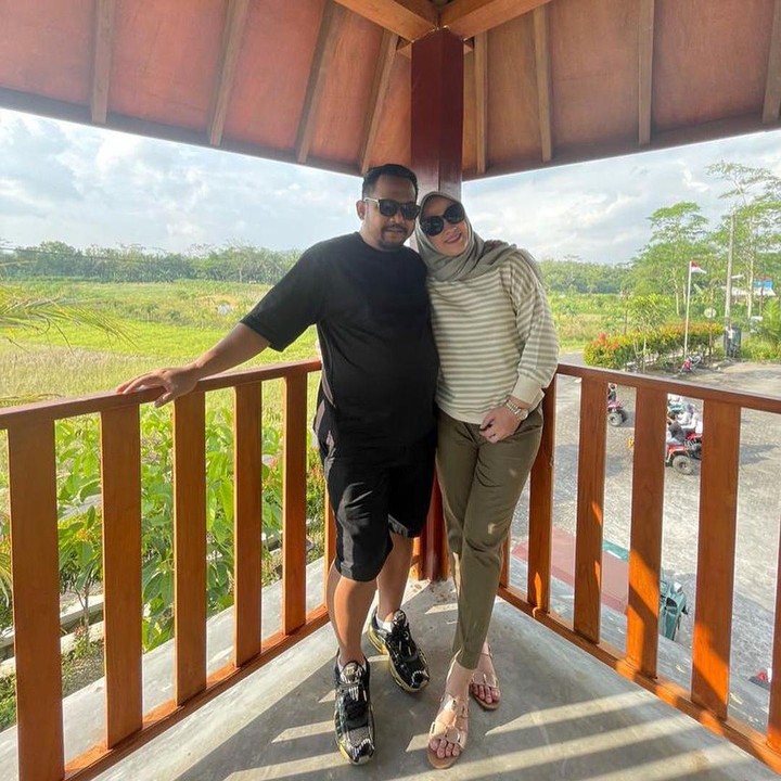 <p>Selama 13 tahun menikah, rumah tangga Bedu dan sang istri jauh dari berita miring. Keduanya justru kerap mengumbar kemesraan di media sosial. (Foto: Instagram @beddu17)</p>