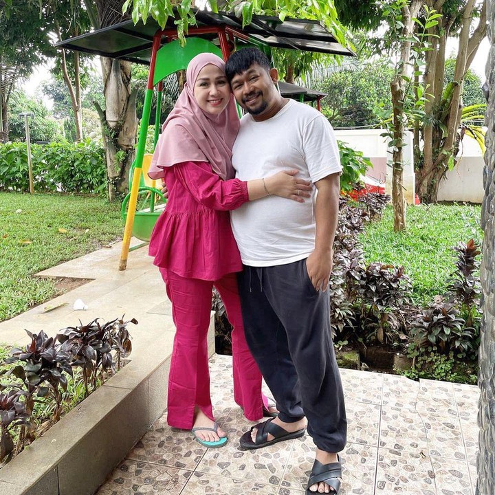 <p>Kecantikan Anggie juga sempat menjadi sorotan nih. Belum lama ini, presenter Irfan Hamil memuji paras Anggie yang cantik dan disebut mirip ibunda Raffi Ahmad, yakni Amy Qanita. "Ala-ala raut muka Mama Ami lho, Ada Mama Ami-ya," kata Irfan dalam acara FYP di Trans 7. (Foto: Instagram @beddu17)</p>