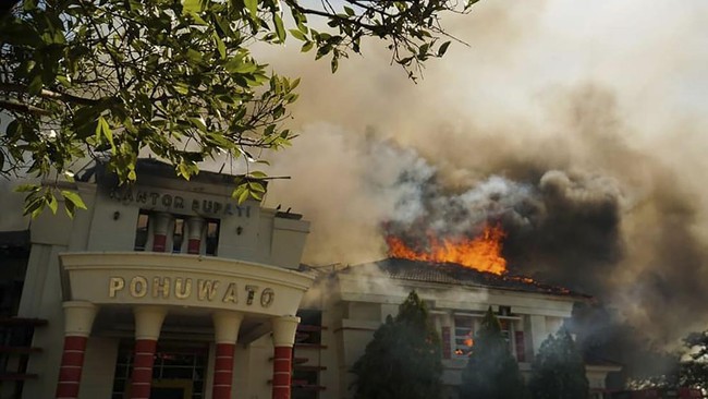 Para tersangka memiliki peran berbeda-beda dalam kejadian pembakaran kantor Bupati Pohuwato. Penyidik menjerat para tersangka dengan sejumlah pasal.