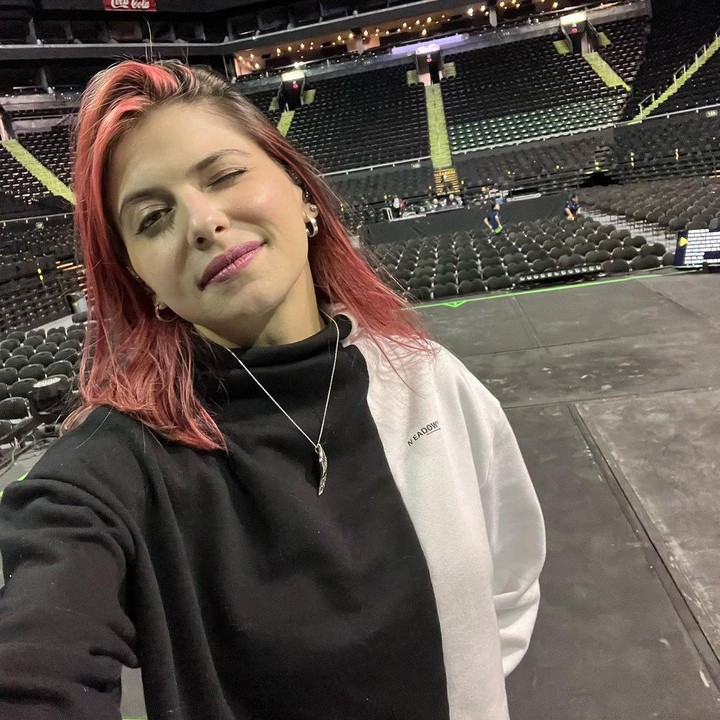 <p>Pada awal Juni lalu, Daniela mengeluarkan single lagu terbarunya yang berjudul <em>Red Flags</em>. Sementara di awal Agustus lalu, ia kembali tampil di atas panggung bersama artis cilik Telenovela yang populer di era 2000an. (Foto: Instagram @danielaaedo)</p>