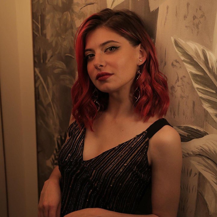 <p>Meski sudah tumbuh dewasa, paras Daniela masih mirip dengan tokok Dulce Maria yang diperankannya 20 tahun lalu. Bedanya, kini Daniela sudah enggak lagi mengenakan baju sekolah. Wanita kelahiran 1995 ini kerap tampil modis di berbagai kesempatan. Ia juga mengecat rambutnya dengan warna merah kecokelatan. (Foto: Instagram @danielaaedo)</p>