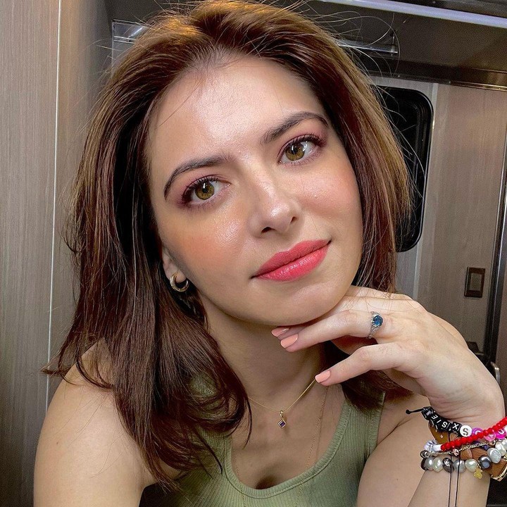 <p>Selain jago akting, Daniela juga memiliki bakat bernyanyi, BUnda. Wanita 28 tahuh ini juga jago bermain alat musik gitar dan dikenal sebagai pencipta lagu. (Foto: Instagram @danielaaedo)</p>
