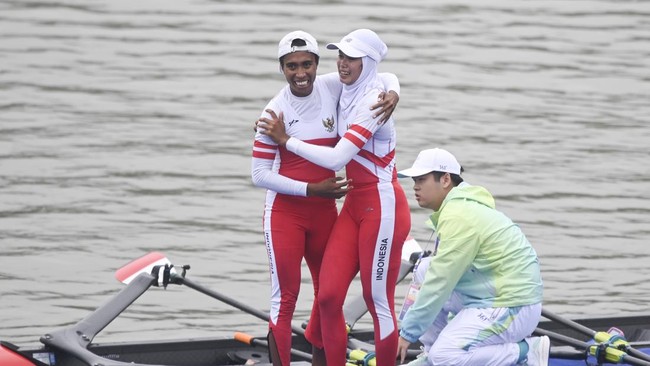 Atlet dayung putri Indonesia, Chelsea Corputty dan Mutiara Rahma Putri tak menyangka bisa meraih medali perunggu dari cabor dayung Asian Games 2023.