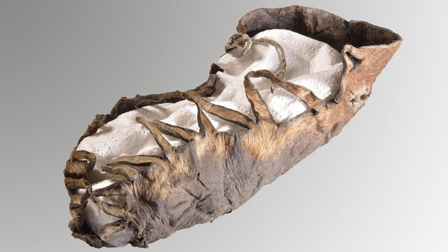 Menurut Museum Penelitian Sumber Daya Geo Bochum-Leibniz Museum Pertambangan Jerman, sepatu tersebut kemungkinan dibuat pada abad kedua sebelum masehi (SM).