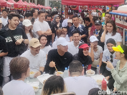 Usai Olahraga di CFD, Ganjar Makan Mi Ayam Bareng Ayu Ting Ting-Iis Dahlia