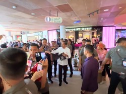 Girangnya Bule di Bali Bisa Bertemu-Foto Bareng Jokowi
