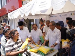 Zulhas Serahkan Bantuan Beras 2 Ton untuk Masyarakat di Pasar Legi Solo
