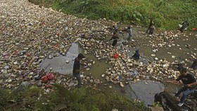 FOTO: Tumpukan Sampah di Aliran Sungai Cibanten Akibat Ulah Masyarakat
