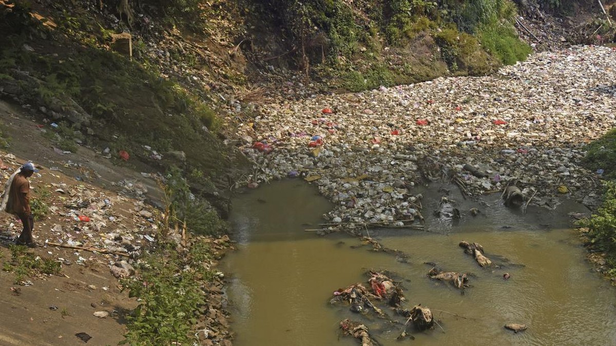FOTO: Tumpukan Sampah di Aliran Sungai Cibanten Akibat Ulah Masyarakat