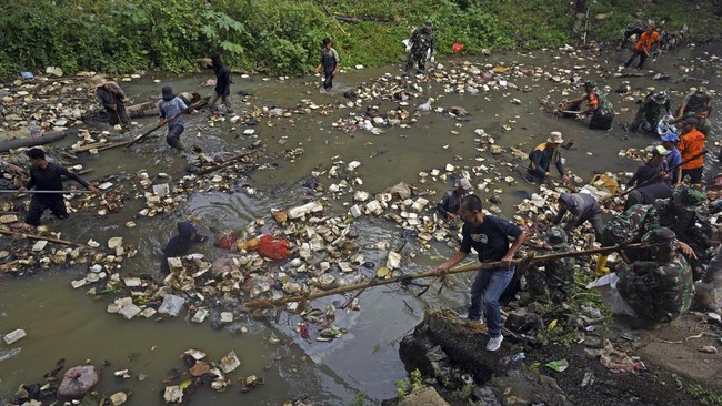 FOTO: Tumpukan Sampah di Aliran Sungai Cibanten Akibat Ulah Masyarakat
