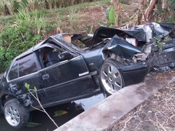 Ringsek! Sedan Civic Nyangkut di Parit Tepi Jalan Karanganom Klaten