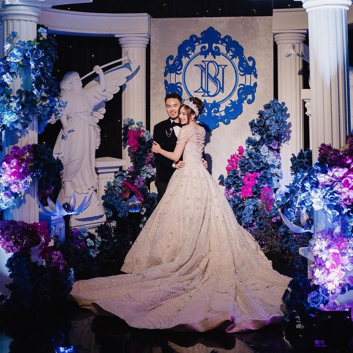 <p>Resepsi pernikahan Nadya dan Bill memang berkonsep Royal Fairytale Wedding dengan tema Kingdom of Hearts. Nadya terlihat mengenkan gaun berwarna putih gading dengan aksesoris mahkota nan indah, sedangkan Bill memakai tuksedo lengkap. (Foto: Instagram @nadyastrella)</p>