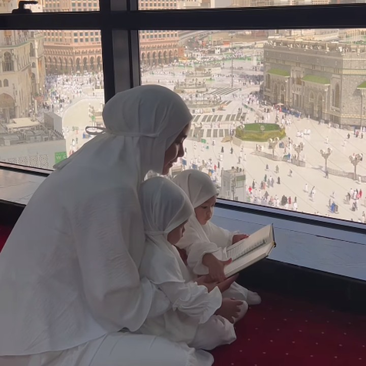 <p>Bayi kembar berjenis kelamin perempuan ini diberi nama Alma dan Alsha. Belum genap setahun, Alma dan Alsha berkesempatan untuk menunaikan ibadah umrah bersama kedua orang tuanya. (Foto: Instagram: @anisarahma_12)</p>