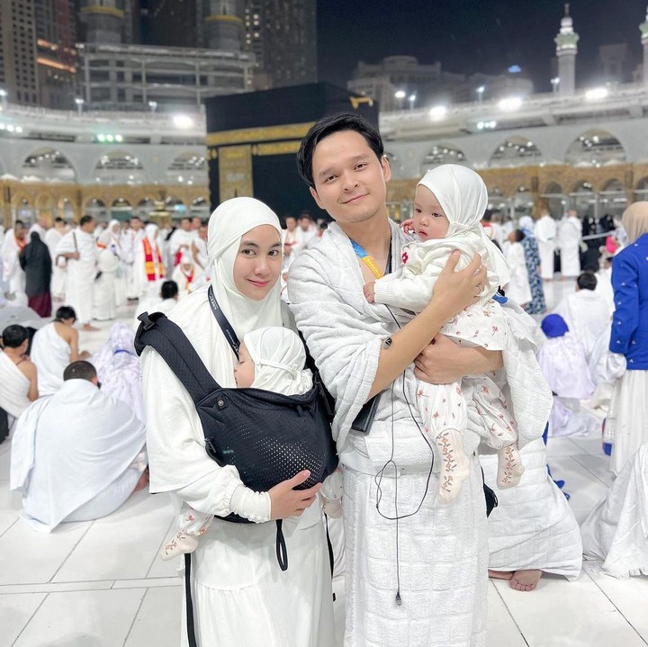 <p>Anisa sendiri kerap mengunggah potret kebersamaannya dengan suami dan anak kembarnya selama di Tanah Suci. Mantan personel Cherrybelle ini bahkan menyebut sebagai mimpi yang menjadi kenyatakan. "<em>Dreams come true</em> (mimpi yang jadi kenyataan)," ujarnya. (Foto: Instagram: @anisarahma_12)</p>