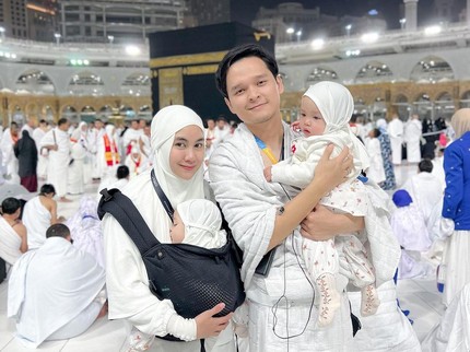 7 Potret Anisa Rahma dan Suami Bawa Anak Kembarnya Ikut Umrah, Sebut Mimpinya Terwujud