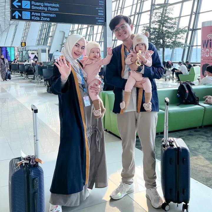 <p>"<em>Alhamdulillah</em> dapat kesempatan datang kembali ke <em>Baitullah</em>, kali ini bareng Alma dan Alsha. <em>Twins</em> pertama kali naik pesawat ni. Tantangan banget buat kita hehe. InsyaAllah sebelum berangkat sudah siap dengan kehebohan, keseruan, dan keriuhan nanti. Hihi, semoga ibadah umrah kali ini diberi kelancaran dan kemudahan, Amiin," kata Anisa. (Foto: Instagram: @anisarahma_12)</p>