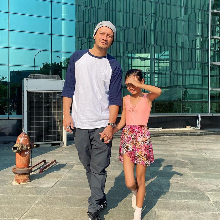<p>"<em>Very proud of you my beloved daughter</em> (sangat bangga kepadamu anak perempuan kesayanganku) @nabuma_uma. Akhirnya Papa bisa nonton Uma perform karena yang pertama aku lagi di luar kota," ujar Eno seraya menyisipkan emotikon kecupan. (Foto: Instagram: @eno_ntrl)</p>
