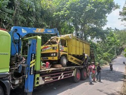 Tak Kuat Nanjak, Truk Rombongan Gendang Beleq Terjun ke Jurang di Lombok