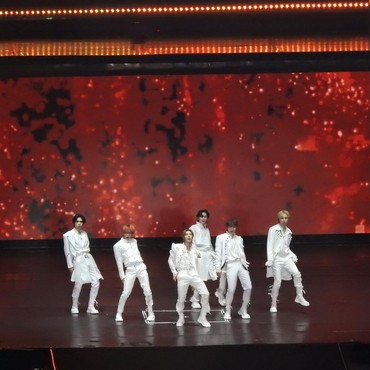 Spesial Banget, WayV Bawakan Lagu Indonesia di Konser SMTOWN Jakarta 2023