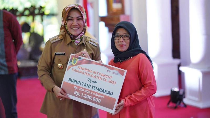 Ribuan buruh tani tembakau dan buruh pabrik rokok di Kabupaten Klaten menerima Bantuan Langsung Tunai (BLT) Dana Bagi Hasil Cukai Hasil Tembakau (DBHCHT).