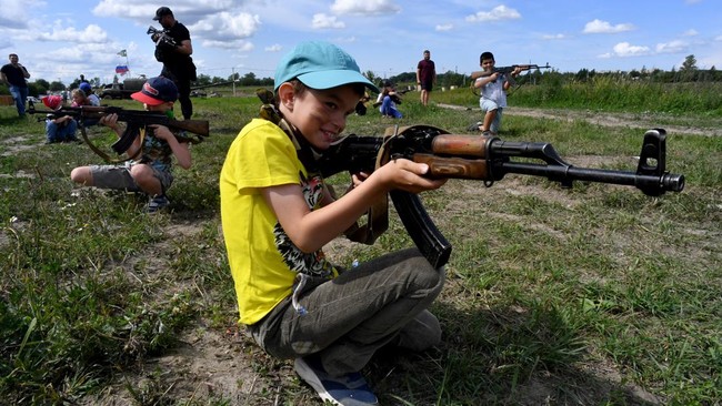 Anak-anak Rusia yang masih di bawah umur menerima pelatihan militer dengan tujuan dipersiapkan untuk perang.