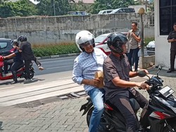 Potret Anies Bonceng Naik Motor Urus SKCK Persiapan Daftar Pilpres