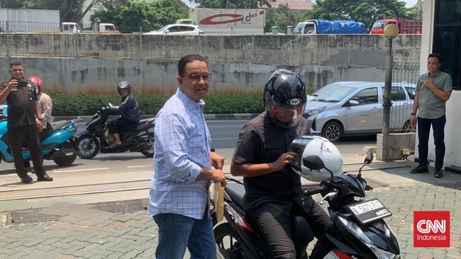 Pada hari ini, Anies mengurus SKCK untuk mendaftar sebagai capres pada Pilpres 2024 di Loket Pelayanan Masyarakat Baintelkam Polri, Jakarta Selatan.
