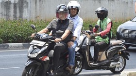 FOTO: Gaya Santai Anies Naik Motor Urus SKCK untuk Pilpres