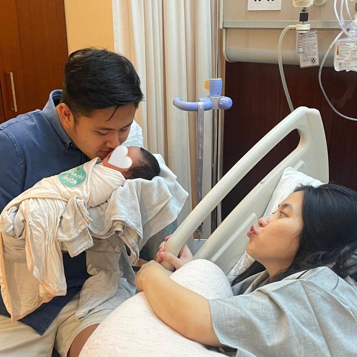 <p>Ashilla dan suami tentunya sangat berbahagia atas kelahiran anak pertama mereka. Dalam beberapa foto yang dibagikan Ashilla terlihat sang suami yang sedang mencium putri kecil mereka. "Alhamdulillah, telah lahir putri pertama kami bernama Sofia Hazel Tiara pada hari Jumat, tanggal 22 September 2023 pukul 19.38 di Jakarta," tulisnya. (Foto: Instagram: @zhrtiaraashilla)</p>