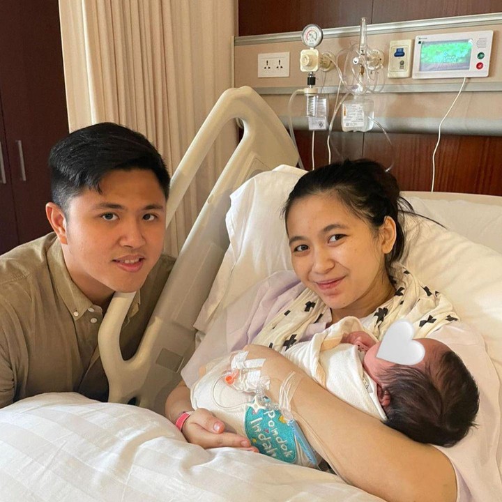 <p>Baik Ashilla dan suami sepertinya sepakat untuk tak menunjukkan wajah putri mereka kepada publik. Hal ini terlihat dari beberapa sticker berbentuk hati yang digunakan untuk menutupi wajah Sofia. (Foto: Instagram @zhrtiaraashila)</p>
