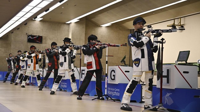 Kontingen Indonesia memperbaiki peringkat di Asian Games 2023 usai meraih medali emas pertama pada Senin (25/9) siang melalui cabang olahraga menembak.