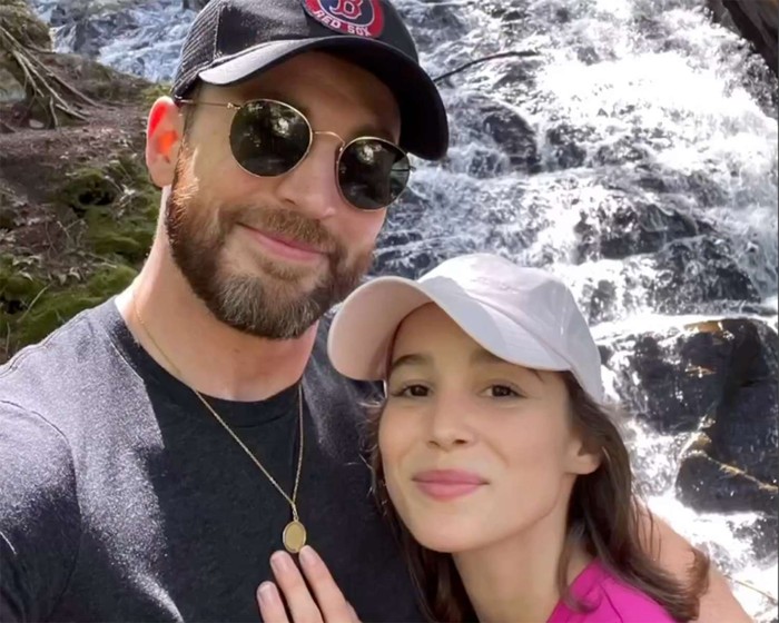 Perjalanan cinta Chris Evans dan Alba Baptista. Keduanya resmi menikah pada September 2023/Foto: Instagram.com/@chrisevans