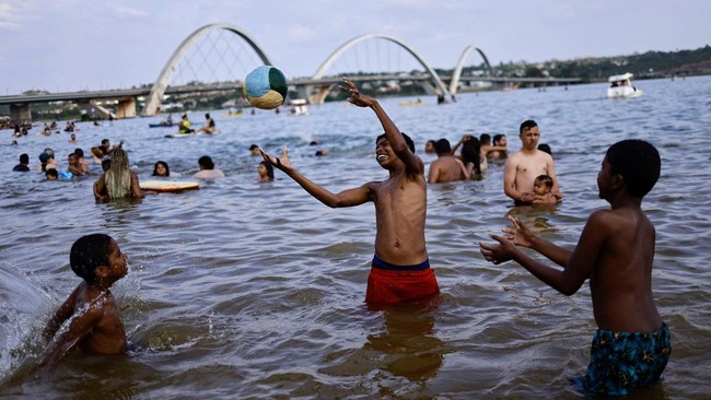 FOTO: Ramai-ramai Berendam Akibat Panas Terik di Brasil