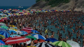 FOTO: Ramai-ramai Berendam Akibat Panas Terik di Brasil