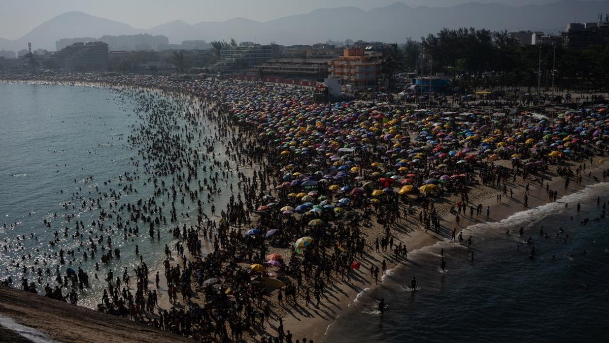 FOTO: Ramai-ramai Berendam Akibat Panas Terik di Brasil