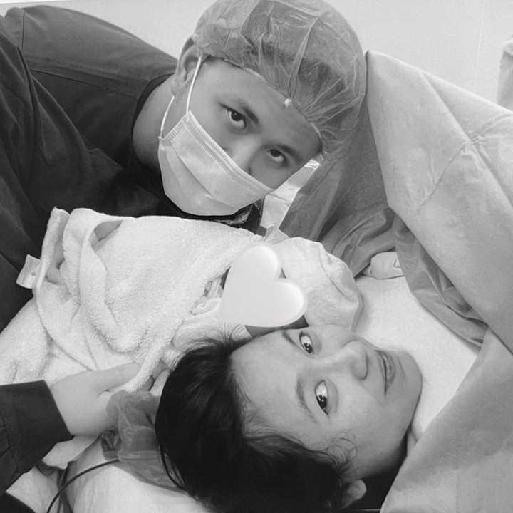 <p>Pada Jumat, 22 September 2023 pukul 19.38 WIB, Ashilla melahirkan seorang bayi perempuan cantik bernama Sofia Hazel Tiara. Kehadiran Sofia memang telah lama dinanti oleh Ashilla dan suami. Ashilla diketahui sempat mengalami 2 kali keguguran dan beberapa kali mencoba program hamil, sebelum akhirnya mendapatkan kehamilan pada 2023. (Foto: Instagram: @zhrtiaraashilla)</p>
