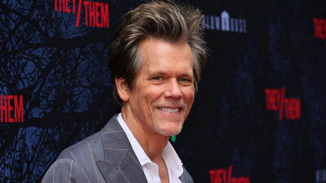 Kevin Bacon mengisahkan pengalaman dirinya mesti menghancurkan sebuah rumah tua yang ada di ladangnya karena diyakini berhantu.