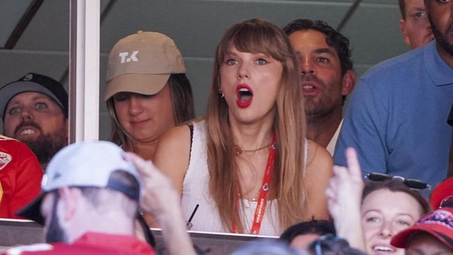 Taylor Swift tak menutupi emosinya saat melihat sang kekasih, Travis Kelce, didorong hingga jatuh dalam laga.