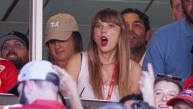 FOTO: Raut Tegang Taylor Swift Nonton Travis Kelce Bertanding